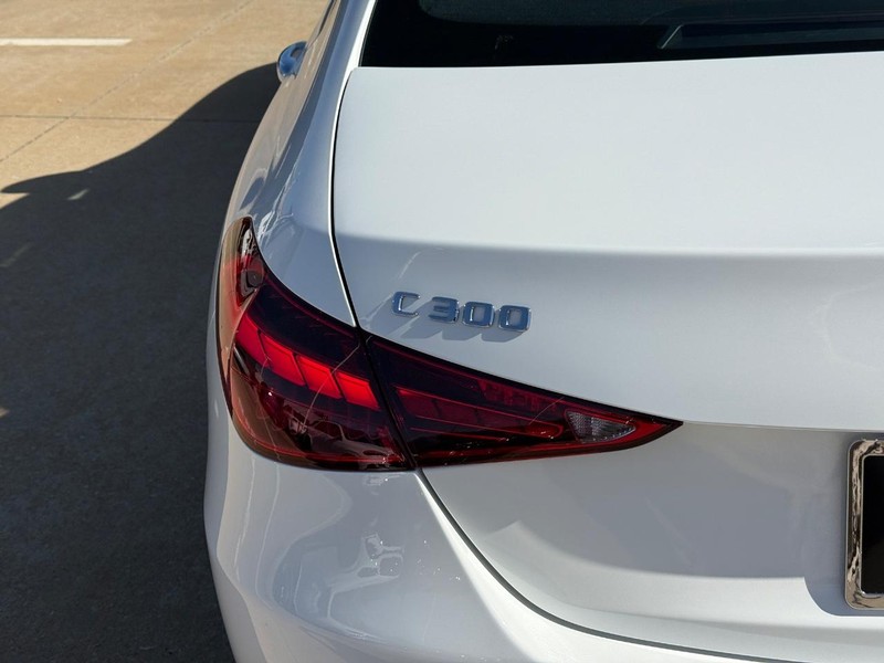 Mercedes-Benz C-Class Vehicle Full-screen Gallery Image 4
