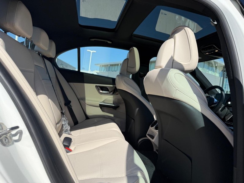 Mercedes-Benz C-Class Vehicle Full-screen Gallery Image 6