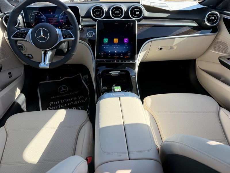 Mercedes-Benz C-Class Vehicle Full-screen Gallery Image 7