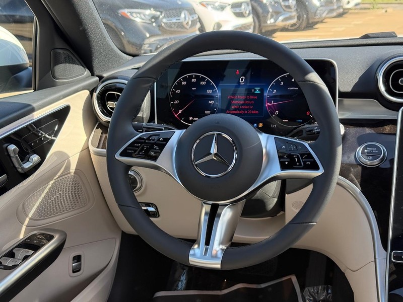 Mercedes-Benz C-Class Vehicle Full-screen Gallery Image 8