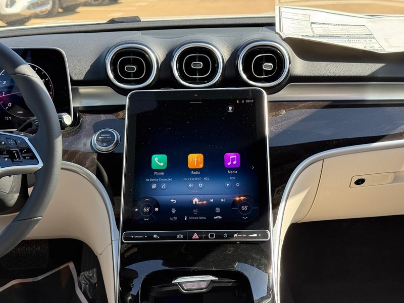 Mercedes-Benz C-Class Vehicle Full-screen Gallery Image 9