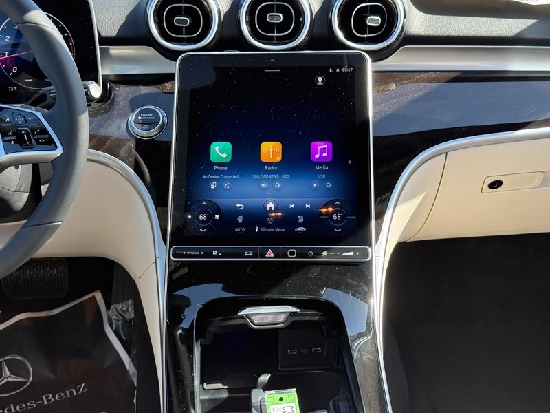 Mercedes-Benz C-Class Vehicle Full-screen Gallery Image 10
