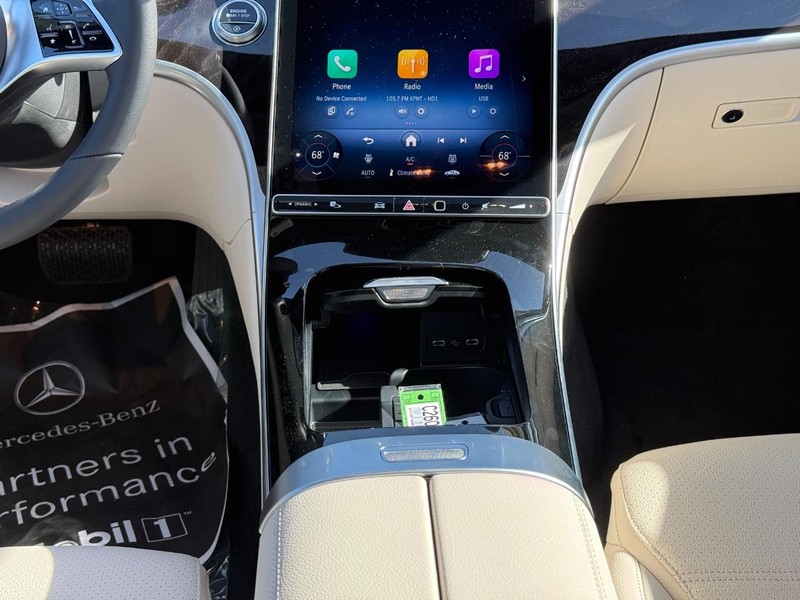 Mercedes-Benz C-Class Vehicle Full-screen Gallery Image 11