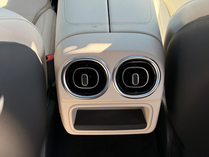 Mercedes-Benz C-Class Vehicle Full-screen Gallery Image 12