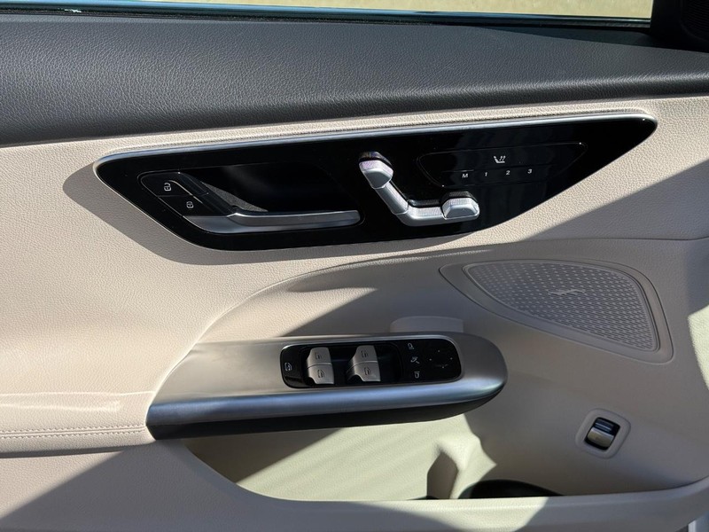 Mercedes-Benz C-Class Vehicle Full-screen Gallery Image 13