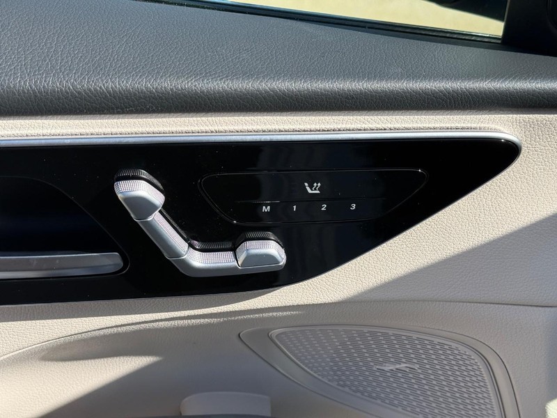 Mercedes-Benz C-Class Vehicle Full-screen Gallery Image 14
