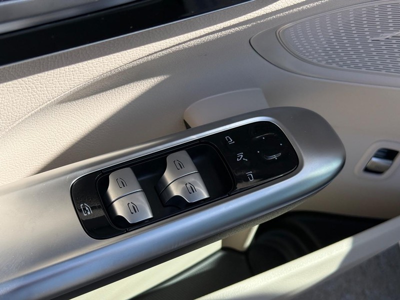 Mercedes-Benz C-Class Vehicle Full-screen Gallery Image 15