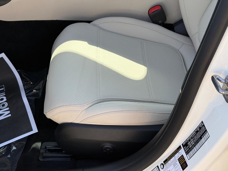 Mercedes-Benz C-Class Vehicle Full-screen Gallery Image 16