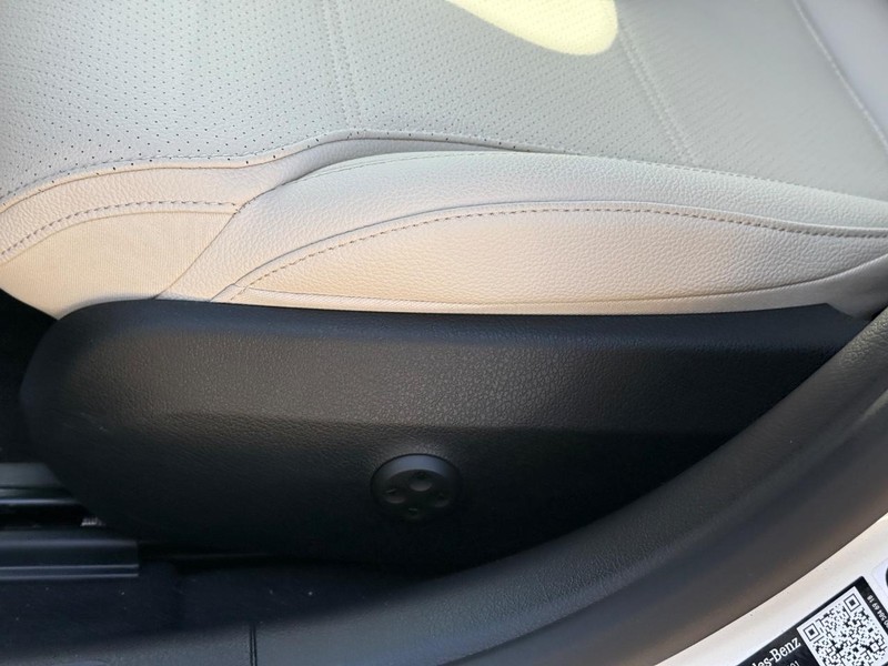 Mercedes-Benz C-Class Vehicle Full-screen Gallery Image 17