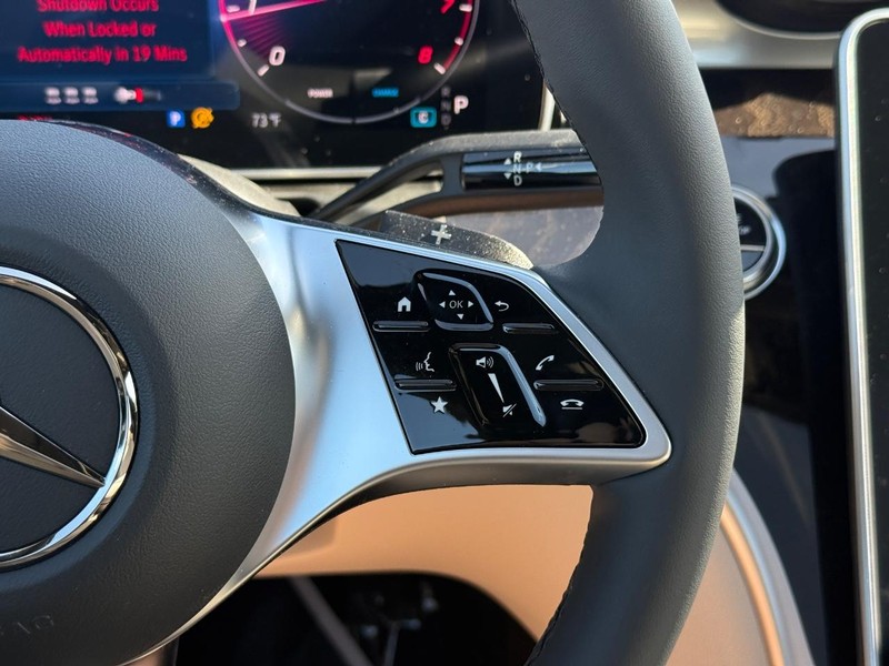 Mercedes-Benz C-Class Vehicle Full-screen Gallery Image 19