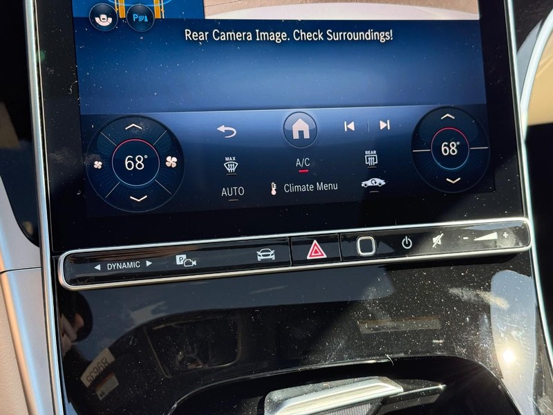 Mercedes-Benz C-Class Vehicle Full-screen Gallery Image 21