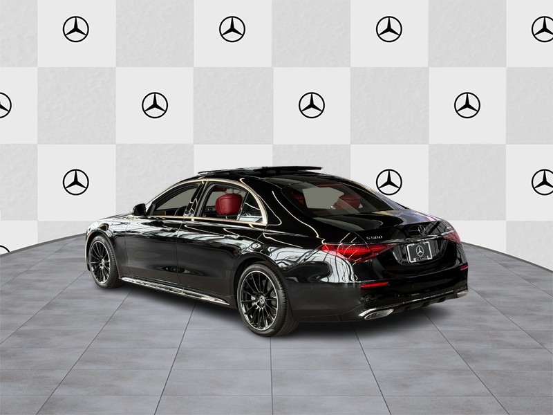 Mercedes-Benz S-Class Vehicle Full-screen Gallery Image 3