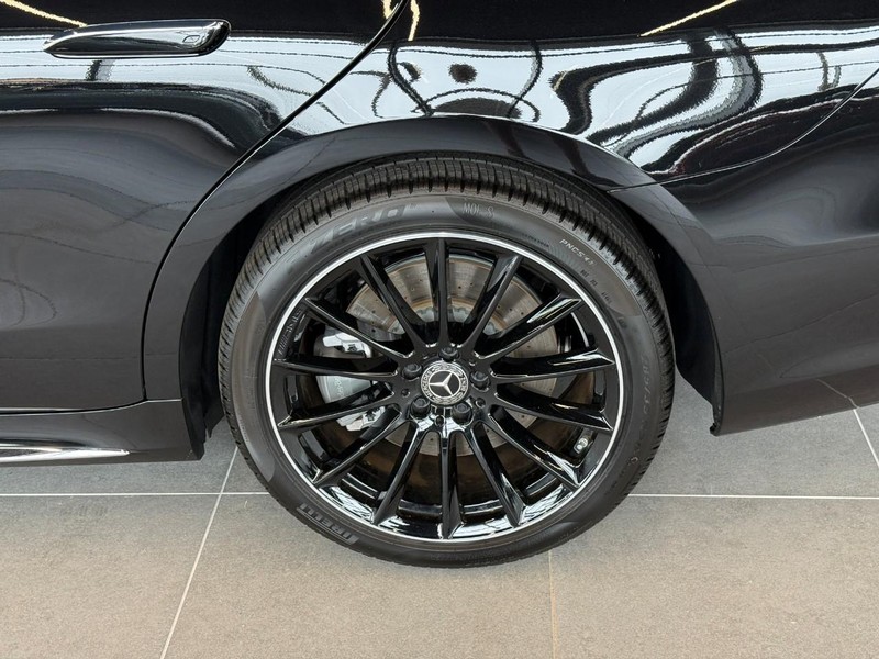 Mercedes-Benz S-Class Vehicle Full-screen Gallery Image 4