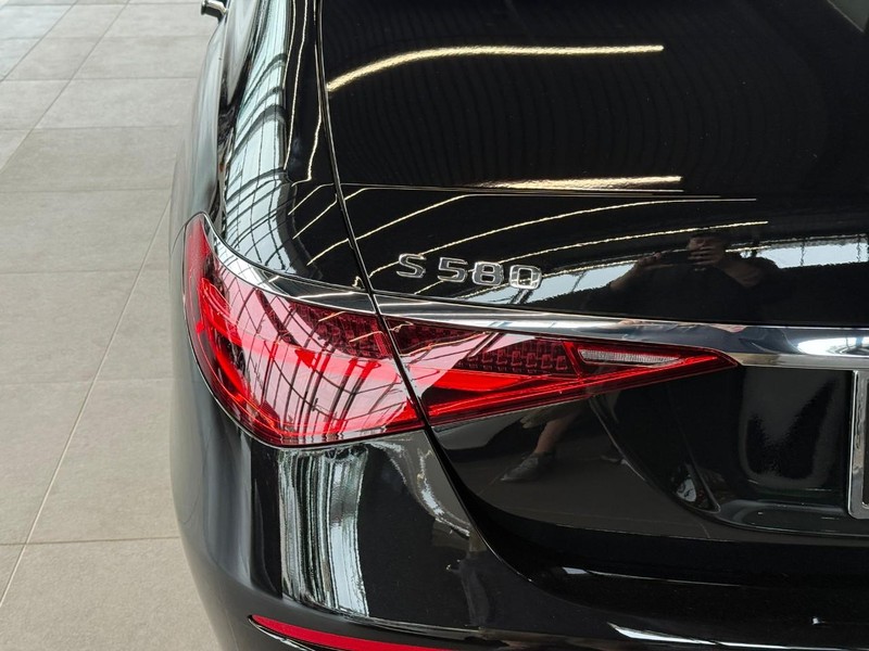 Mercedes-Benz S-Class Vehicle Full-screen Gallery Image 5