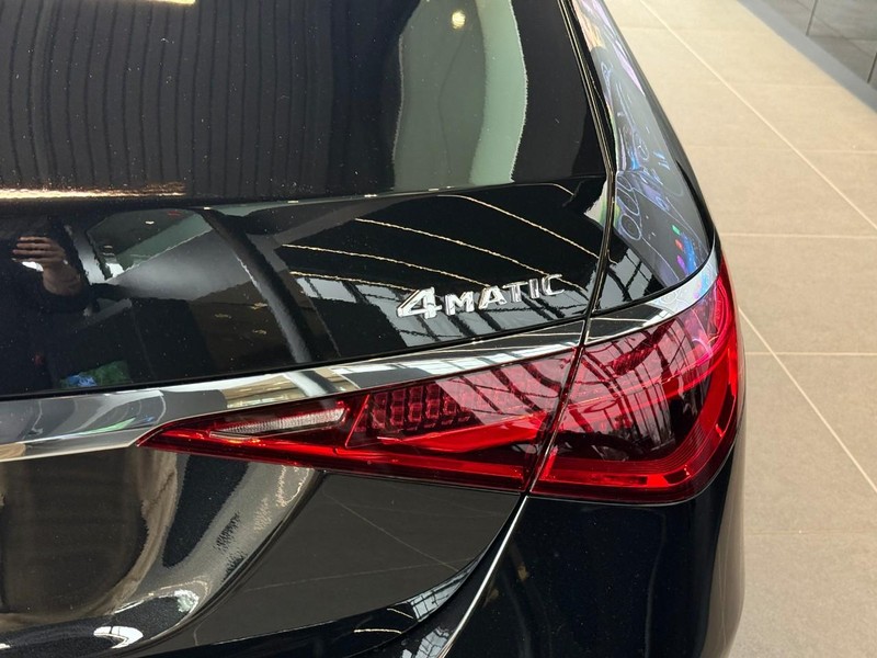 Mercedes-Benz S-Class Vehicle Full-screen Gallery Image 6