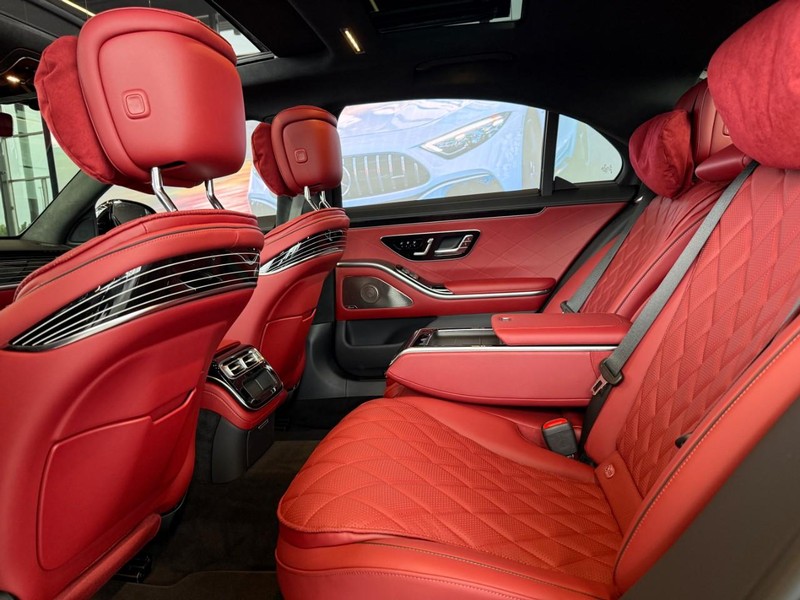 Mercedes-Benz S-Class Vehicle Full-screen Gallery Image 8