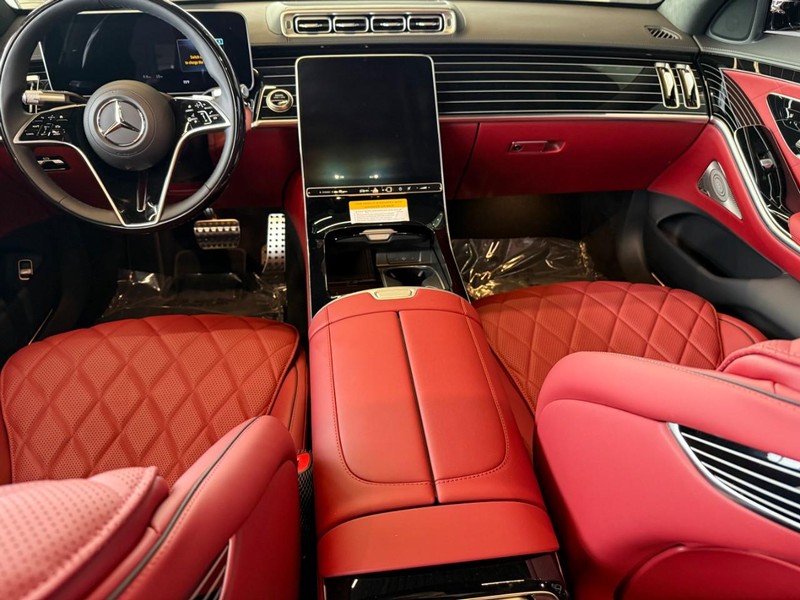 Mercedes-Benz S-Class Vehicle Full-screen Gallery Image 9