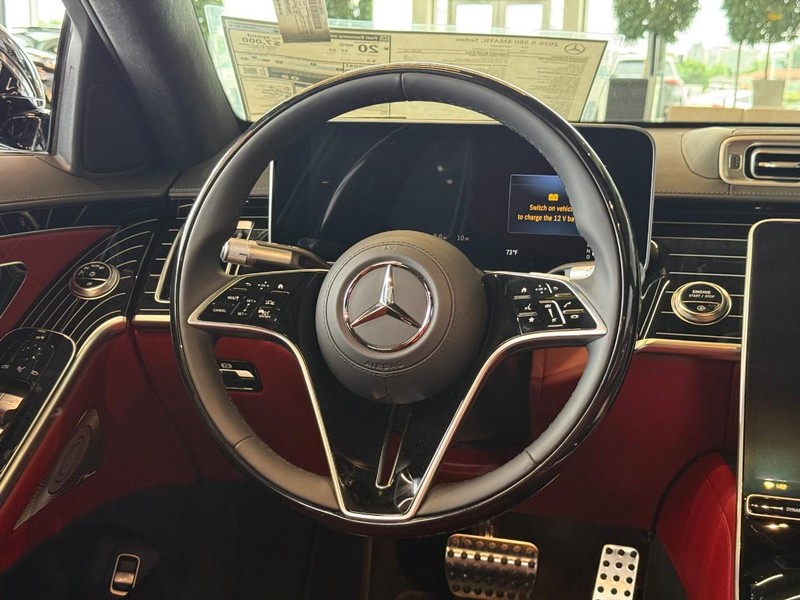 Mercedes-Benz S-Class Vehicle Full-screen Gallery Image 10