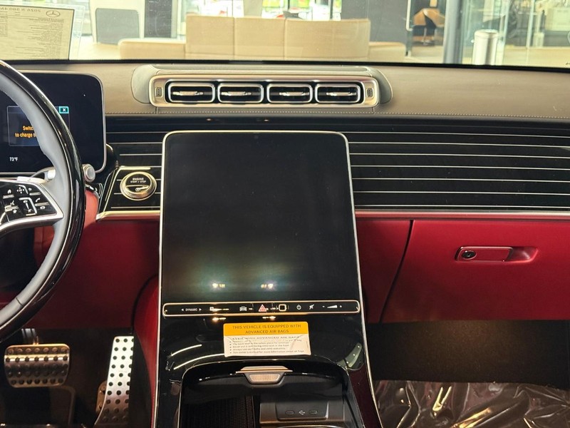 Mercedes-Benz S-Class Vehicle Full-screen Gallery Image 11