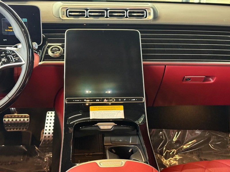 Mercedes-Benz S-Class Vehicle Full-screen Gallery Image 12