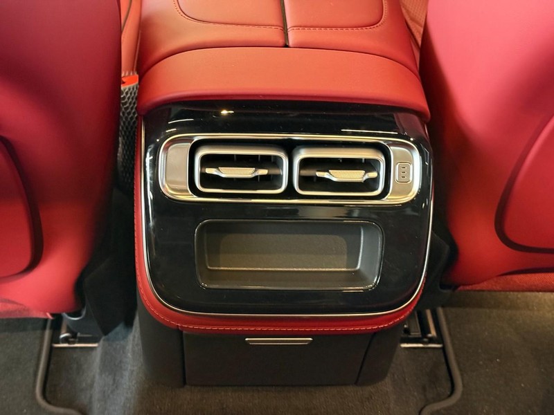 Mercedes-Benz S-Class Vehicle Full-screen Gallery Image 13