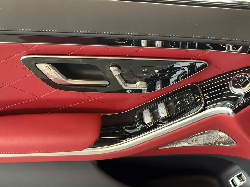 Mercedes-Benz S-Class Vehicle Full-screen Gallery Image 14