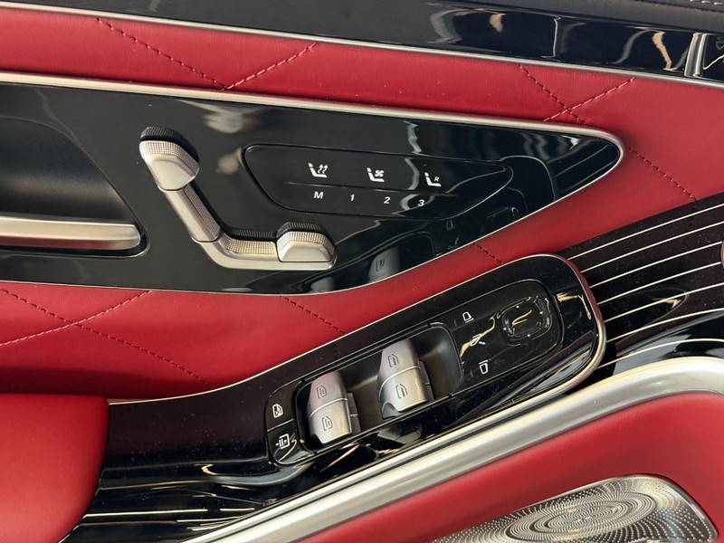 Mercedes-Benz S-Class Vehicle Full-screen Gallery Image 15