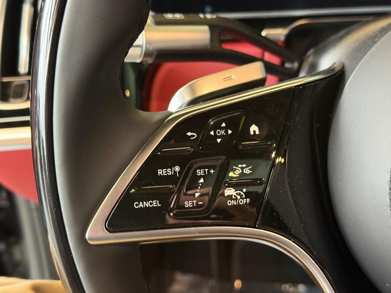 Mercedes-Benz S-Class Vehicle Full-screen Gallery Image 17