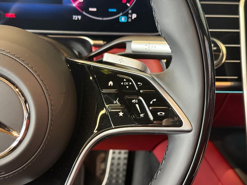 Mercedes-Benz S-Class Vehicle Full-screen Gallery Image 18