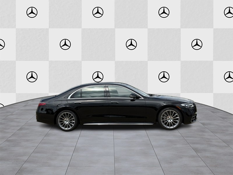 Mercedes-Benz S-Class Vehicle Full-screen Gallery Image 2