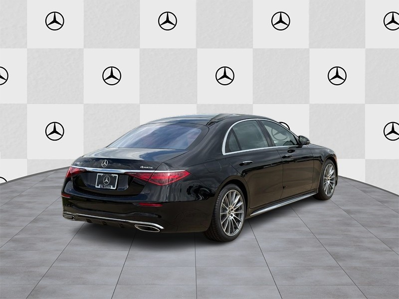 Mercedes-Benz S-Class Vehicle Full-screen Gallery Image 3
