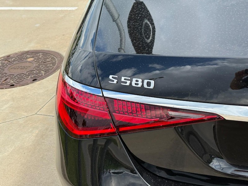Mercedes-Benz S-Class Vehicle Full-screen Gallery Image 4