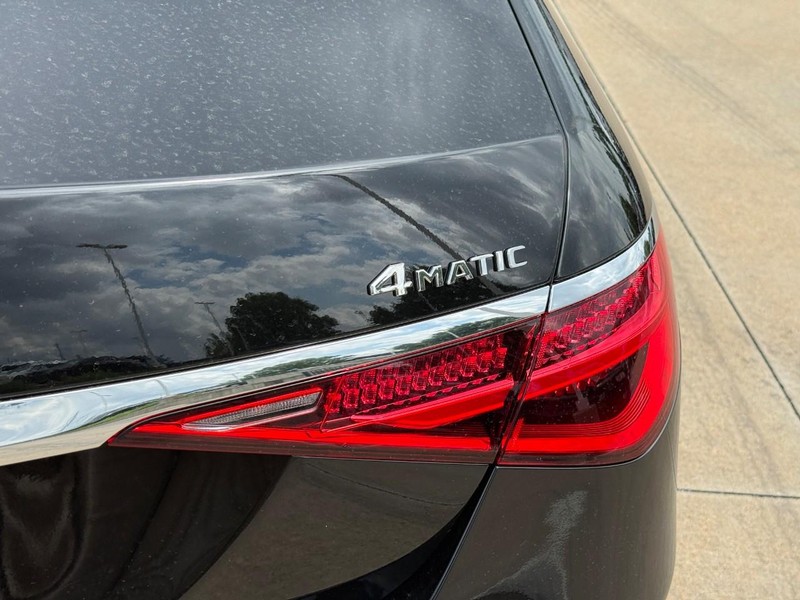 Mercedes-Benz S-Class Vehicle Full-screen Gallery Image 5