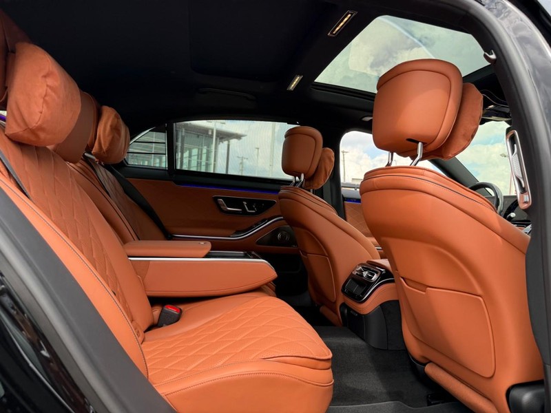 Mercedes-Benz S-Class Vehicle Full-screen Gallery Image 7