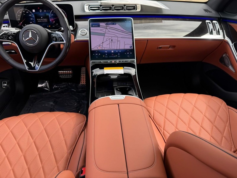 Mercedes-Benz S-Class Vehicle Full-screen Gallery Image 8