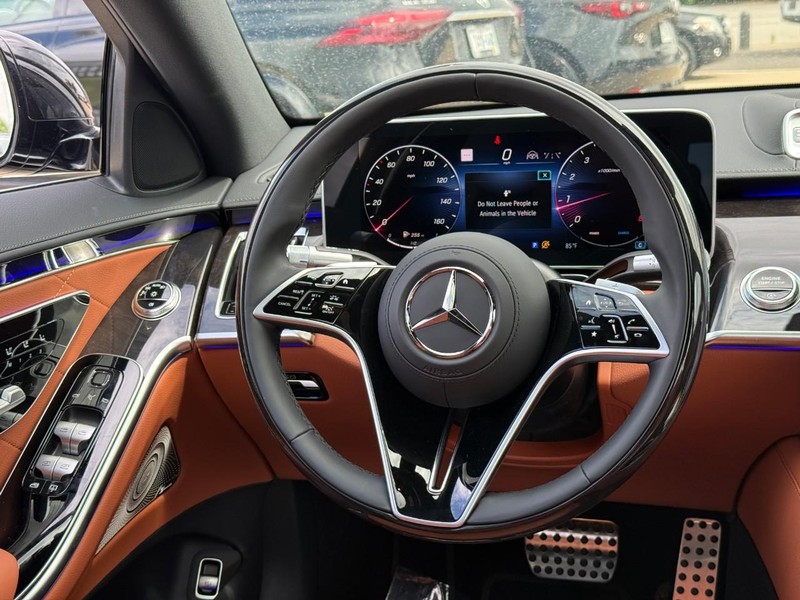 Mercedes-Benz S-Class Vehicle Full-screen Gallery Image 9