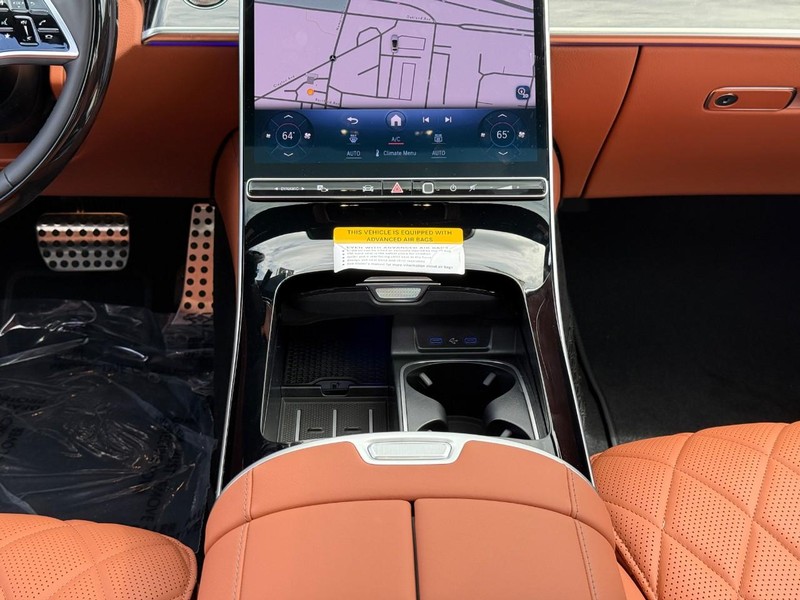 Mercedes-Benz S-Class Vehicle Full-screen Gallery Image 12