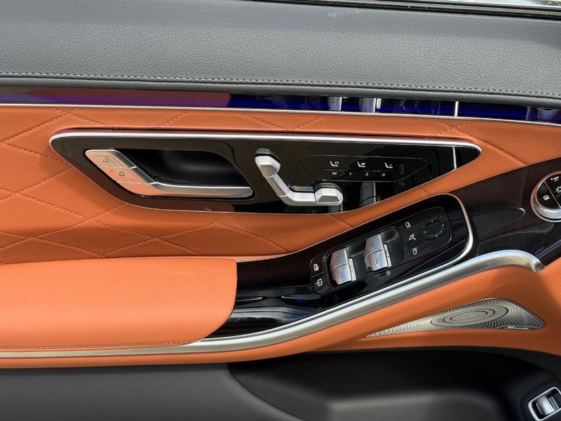 Mercedes-Benz S-Class Vehicle Full-screen Gallery Image 13