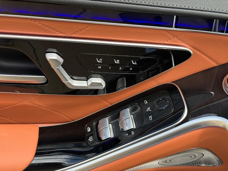 Mercedes-Benz S-Class Vehicle Full-screen Gallery Image 14