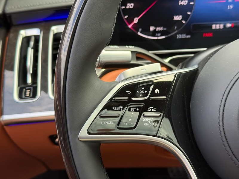 Mercedes-Benz S-Class Vehicle Full-screen Gallery Image 16