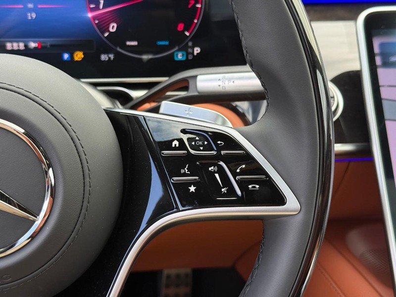 Mercedes-Benz S-Class Vehicle Full-screen Gallery Image 17