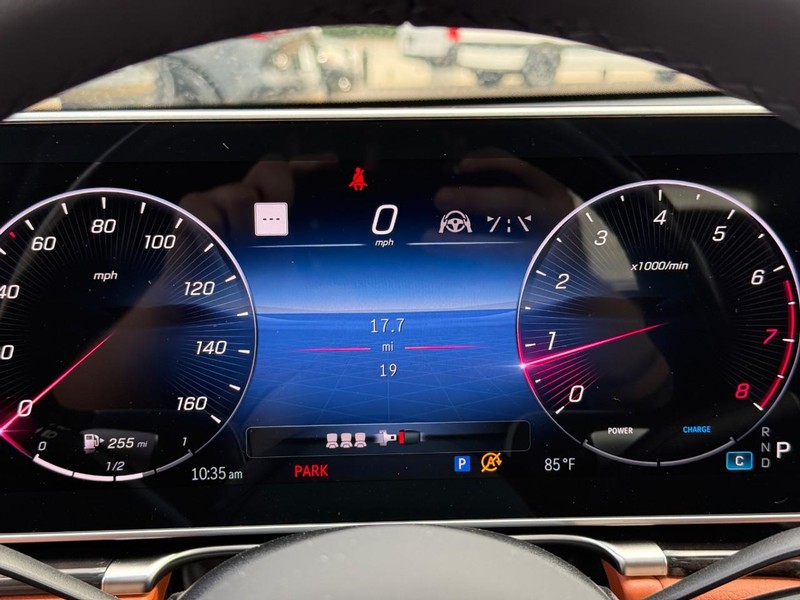 Mercedes-Benz S-Class Vehicle Full-screen Gallery Image 18