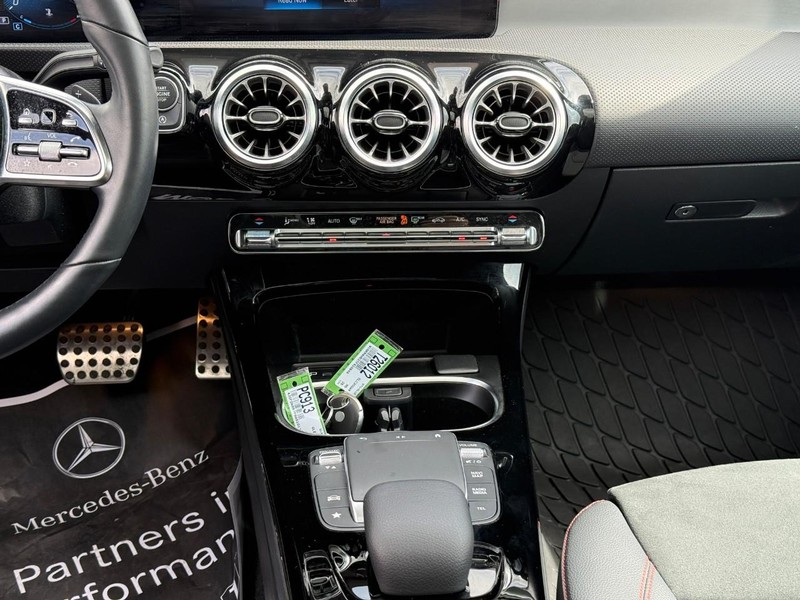 Mercedes-Benz CLA Vehicle Full-screen Gallery Image 15
