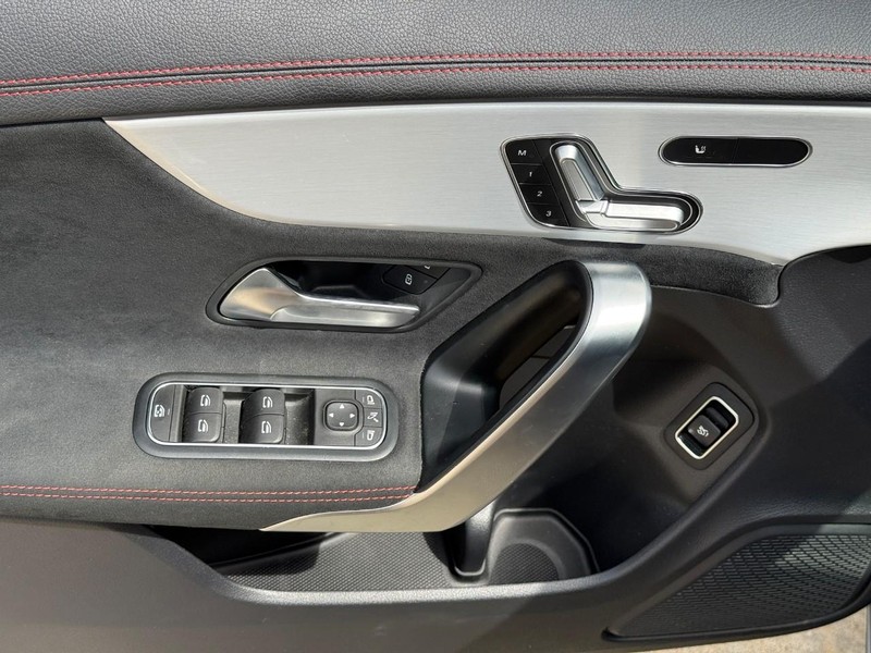Mercedes-Benz CLA Vehicle Full-screen Gallery Image 17