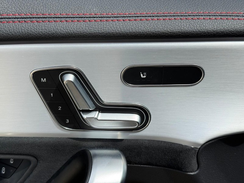 Mercedes-Benz CLA Vehicle Full-screen Gallery Image 18