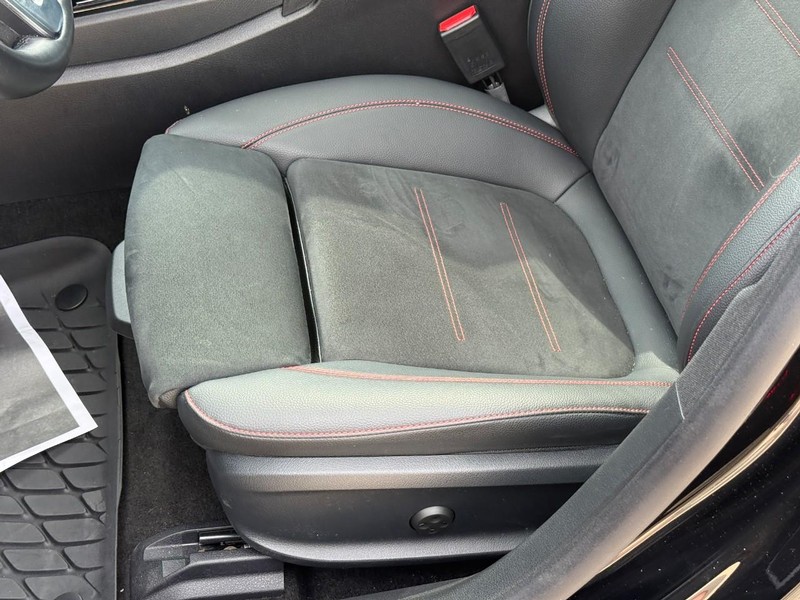 Mercedes-Benz CLA Vehicle Full-screen Gallery Image 19