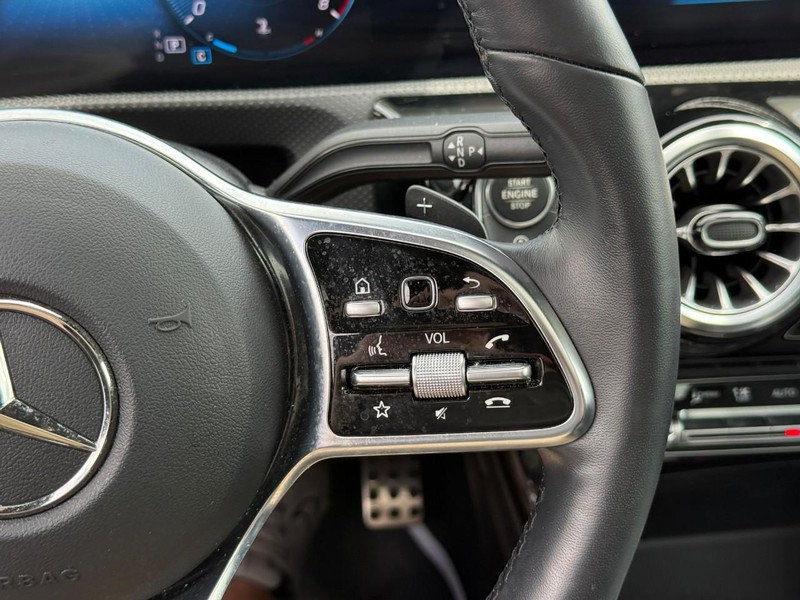 Mercedes-Benz CLA Vehicle Full-screen Gallery Image 21