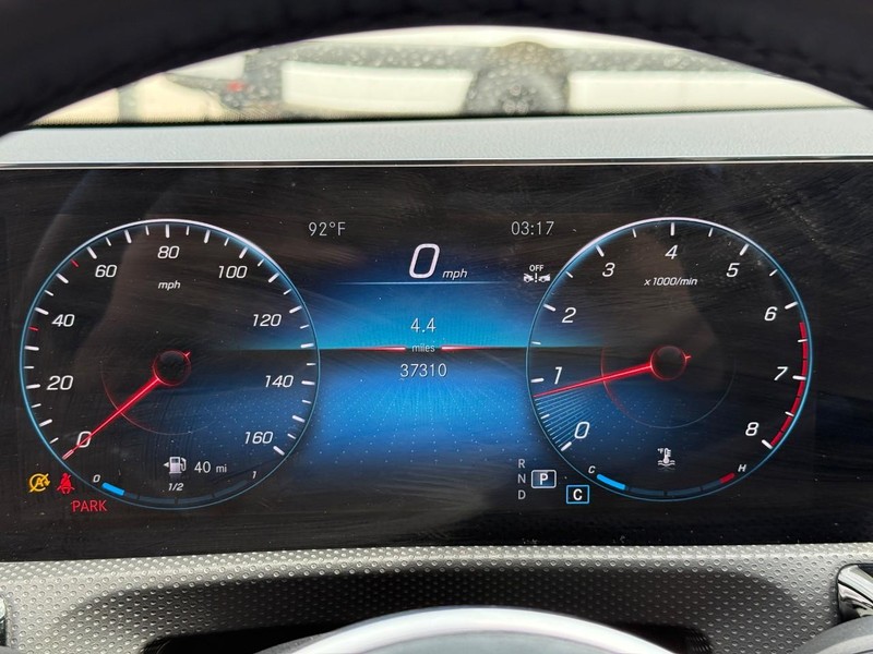 Mercedes-Benz CLA Vehicle Full-screen Gallery Image 22