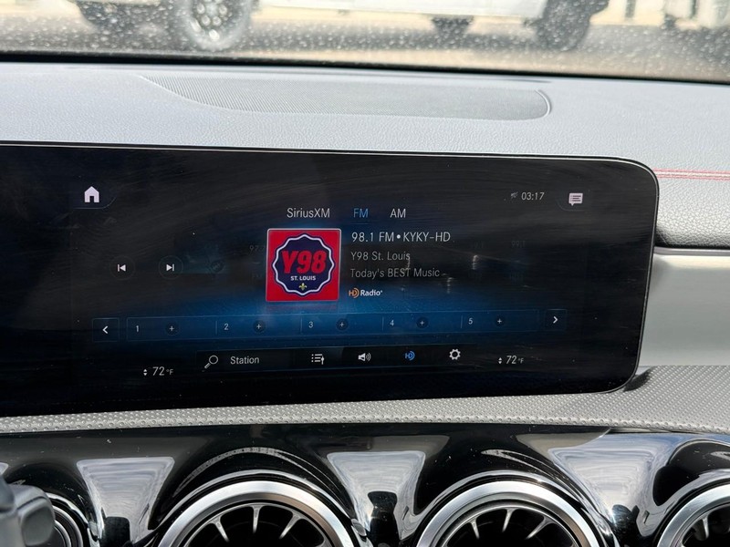 Mercedes-Benz CLA Vehicle Full-screen Gallery Image 23