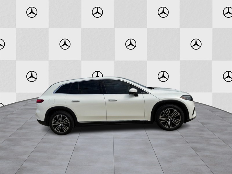 Mercedes-Benz EQS Vehicle Full-screen Gallery Image 2